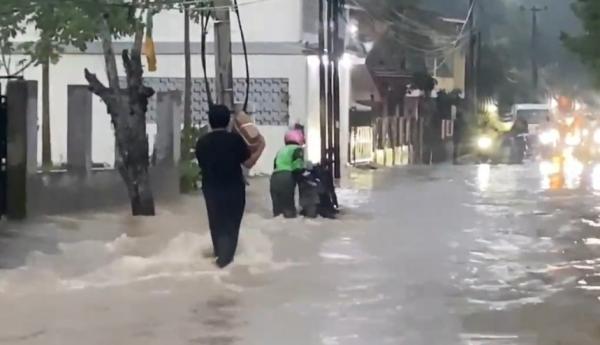 Banjir Rendam Rangkasbitung Lebak: Motor Mogok, Warga Terjebak Air
