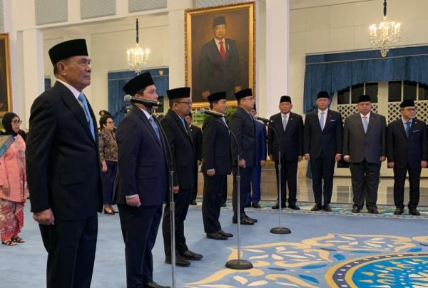 Presiden Prabowo Anugerahkan Pangkat Jenderal Kehormatan kepada Ahmad Dofiri dan Djamari Chaniago