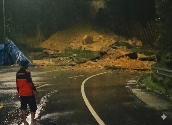 Longsor Tutup Jalur Utama di Kelok 9, Akses Sumbar–Riau Lumpuh
