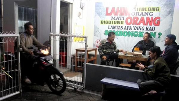 Wakil Wali Kota Bogor Pukul Kentongan Bareng Warga, Bikin Siskamling Hits Lagi!