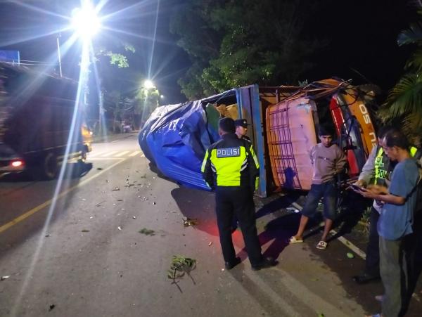 Truk Fuso Bermuatan Tembakau Terguling di Jalan Bojonegoro-Babat, Sopir Diduga Mengantuk