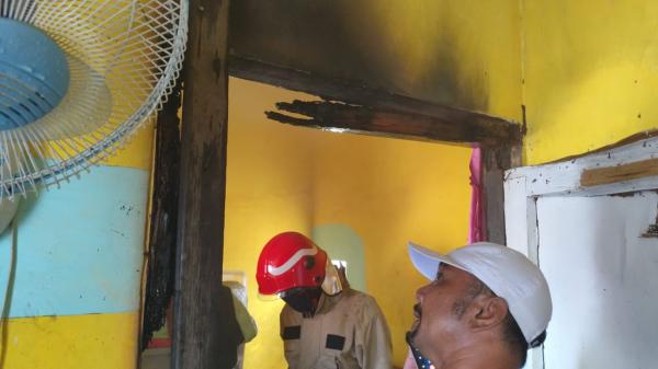 Kebakaran Hebat Hanguskan Rumah Dua Lantai di Jalan Kapten Dulasim, Gresik