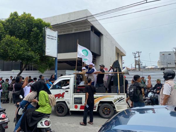 Ratusan Massa Aktivis Islam Gelar Unjuk Rasa Tolak THM di Gedung Karawang Teater