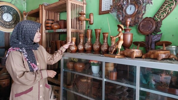 Kayu Bernyawa dari Kasiman: Kerajinan Hani yang Menembus Pasar Nasional
