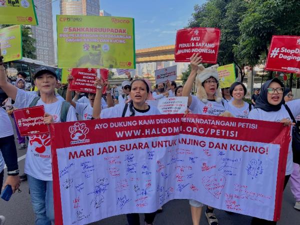 Ratusan Pecinta Hewan Serukan Hentikan Perdagangan Daging Anjing dan Kucing