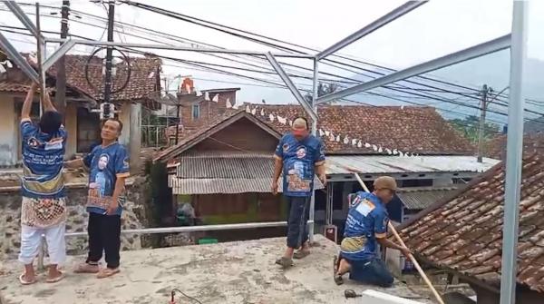 Warga Cinagara Malangbong Garut Antusias Bangun Poskamling Bersama Teh Lola