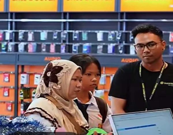 Berawal dari Gagal Beli Ponsel Gegara Uang Kurang, Ibu Ojol Dapat Kado Tak Terduga dari Pemilik Toko