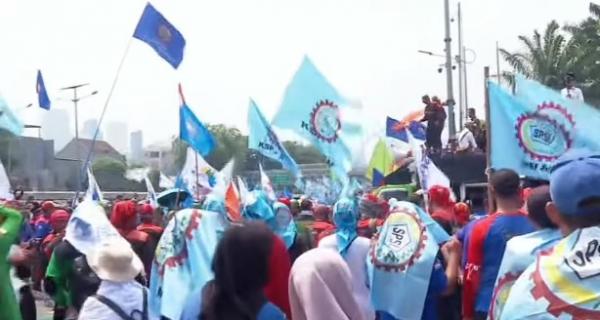 Buruh Kepung DPR, Tuntut Perubahan Besar di Dunia Ketenagakerjaan, Hapus Upah Murah