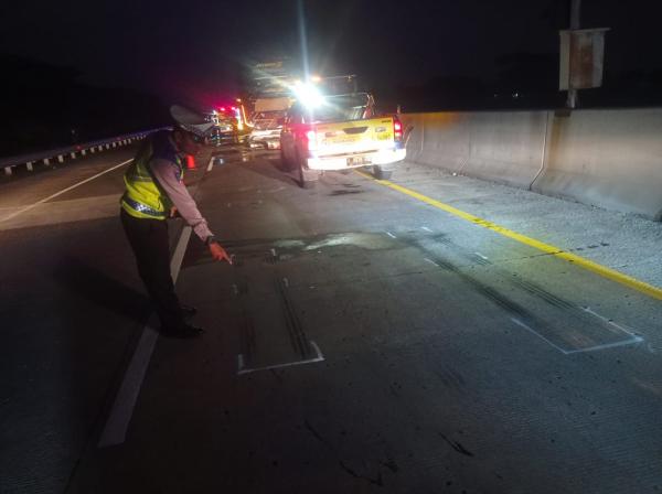 Bus Tabrak Truk Berhenti di Lajur Kanan, Dua Nyawa Melayang di Tol Semarang-Batang