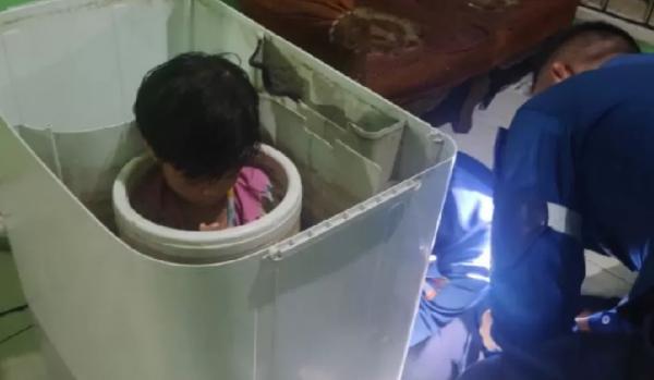 Viral! Bocah Tersangkut di Mesin Cuci bikin Geger Warga Depok, Damkar Turun Tangan