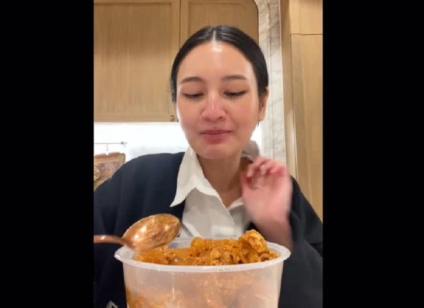 Viral! Artis Cantik asal Thailand Mukbang Seblak, Kuliner Indonesia Makin Mendunia