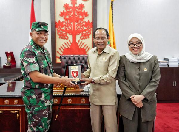 Pangdam XXII Tambun Bungai Silaturahmi ke DPRD Kalteng, Perkuat Sinergi untuk Pembangunan Daerah