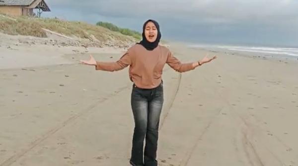 Berjuang Wujudkan DOB, Dwi Rahmawati Nyanyikan Lagu 