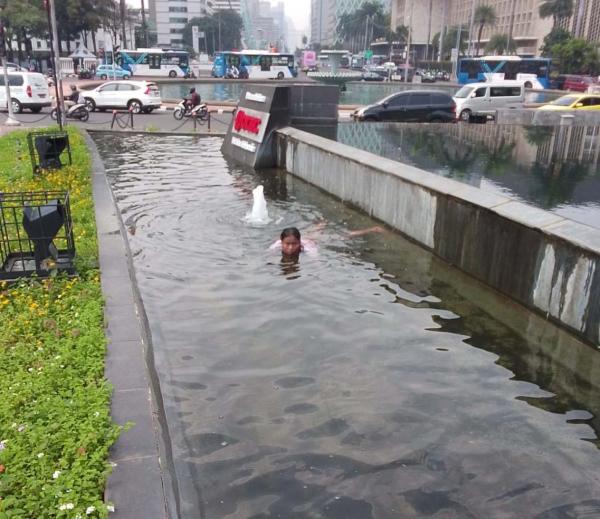Sensasi Siang Bolong: Wanita Berenang Santai di Kolam Patung Kuda