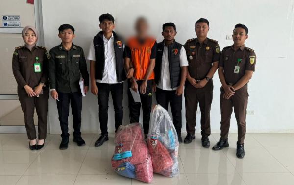 Polisi Serahkan Tersangka Kasus Pembunuhan Istri ke Kejaksaan Negeri Pidie Jaya Aceh