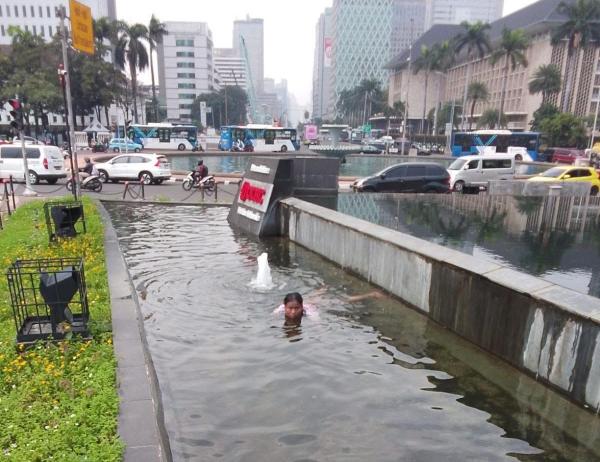 Viral! Seorang Wanita Terekam Berenang di Kolam Patung Kuda Jakarta, Jadi Perhatian Warga