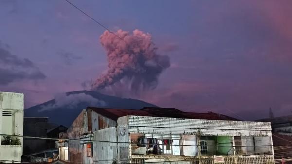 Gunung Marapi Erupsi Senyap Saat Magrib, Warga Dikejutkan Kolom Abu Tebal Membumbung 1.000 Meter