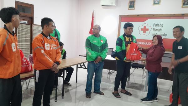 HUT ke-80 PMI, Pengemudi Ojol di Sukoharjo Terima Bantuan Paket Sembako