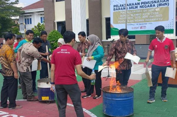 Pengadilan Agama Indramayu Musnahkan 46 Blangko Buku Akta Cerai, Terapkan Sistem Digital