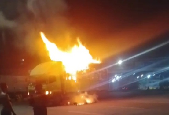 Ledakan Keras di Pelabuhan Merak, Truk Terbakar Bikin Calon Penumpang Kapal Berhamburan!