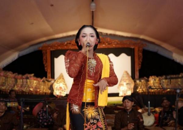 Cinta Novellya, Sinden Cilik Bersuara Merdu dari Lumajang yang Menjaga Nyala Tradisi di Era Modern
