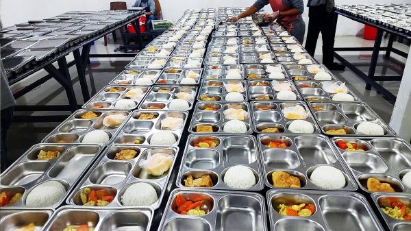 Di Tengah Sorotan Kasus Keracunan, Segini Gaji Petugas MBG