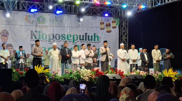 Ratusan Warga Kloposepuluh Sidoarjo Penuhi Lapangan, Bersholawat Eratkan Persatuan