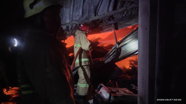 Api Lahap Gudang Konveksi di Sekarbagus Lamongan
