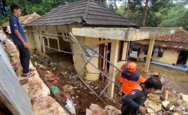 Tembok Penahan Tanah Ambruk, Dinding Ponpes di Pandeglang Jebol Diterjang Hujan Deras