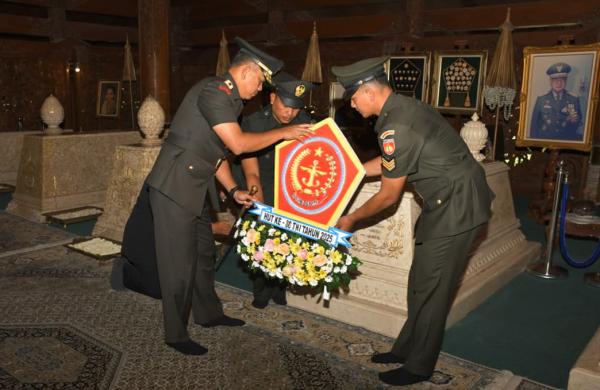 Momen Pangdam Diponegoro Ziarah Makam Jenderal Besar Soeharto di Astana Giribangun