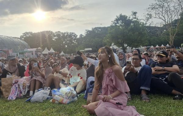 Konser Sunset di Kebun Raya Purwodadi, Saksi Momen Romantis Pasangan Nyatakan Cinta