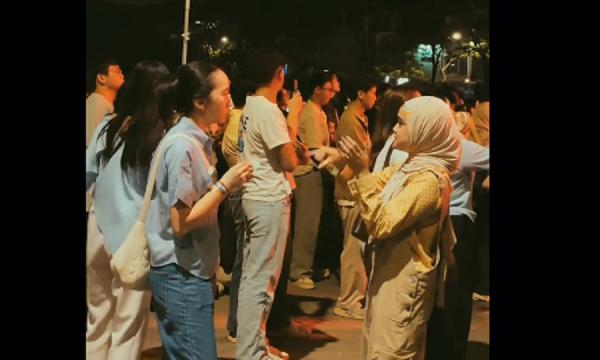 Viral! Senior Temani Mahasiswi Baru yang Tunarungu Nonton Festival Musik, Gunakan Bahasa Isyarat
