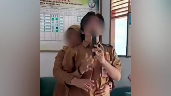 Viral! Aksi Karaoke Mesra Kepala Sekolah dan Guru di Ruangan Kelas Gemparkan Pandeglang