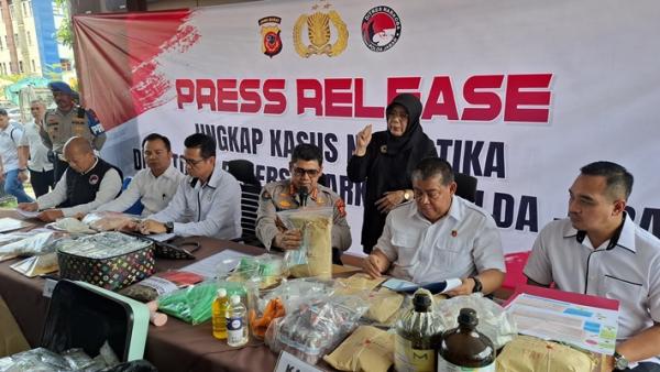 Polda Jabar Ungkap Sindikat Narkoba Malaysia, Amankan 10 Kg Sabu dan Ratusan Butir Ekstasi