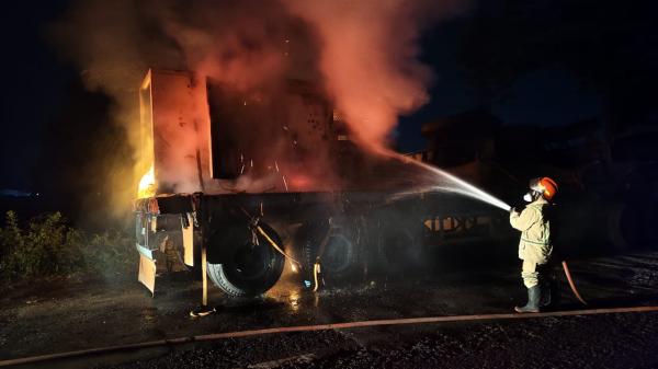 Truk Muatan Genset Terbakar di Jalan Basuki Rahmat Jombang, Begini Dugaan Penyebabnya