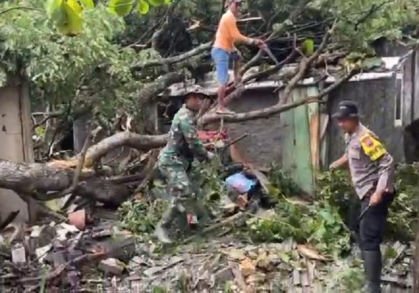 Hujan Deras Disertai Angin Kencang di Kradenan Sebabkan Warung Dan Rumah Warga Rusak