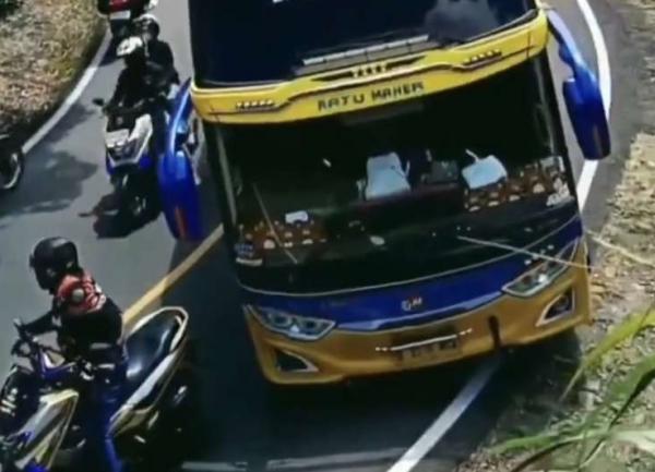 Viral! Pengendara Motor Nekat Hadang Bus Pariwisata demi Buka Jalan untuk Rombongannya