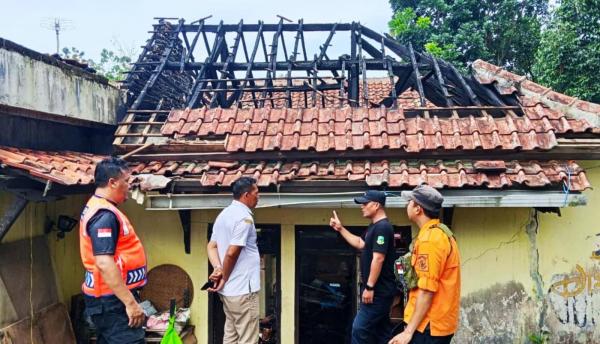 Rumah Warga Seda Kuningan Terbakar, BPBD Turun Tangan Berikan Bantuan Darurat