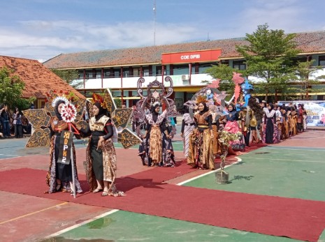 Hari Batik Nasional Pelajar Cirebon Angkat Kreativitas Siswa Lewat Fashion Show Hingga Desain Motif