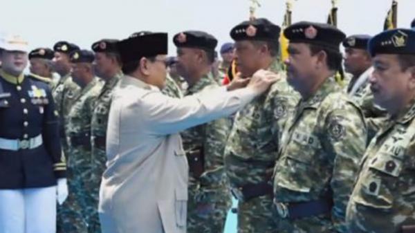 Di Atas KRI, Presiden Prabowo Angkat Pangkat 11 Pati dan Pamen Purnawirawan TNI