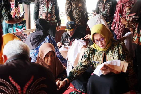 Motif Parang Lumbon Diluncurkan, Pemkab Banyumas Dorong Industri Batik Lokal