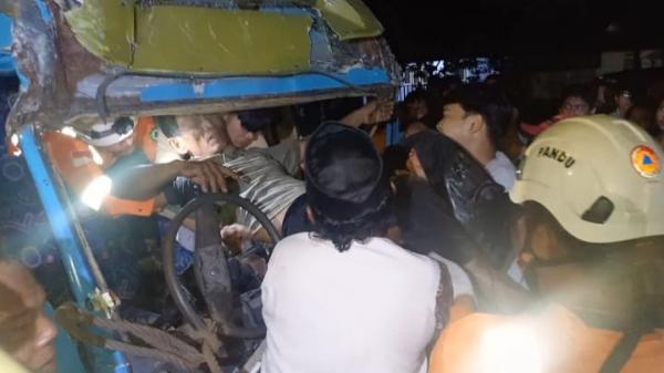 Mobil Rombongan Pengajian Kecelakan di Jombang, 8 Orang Luka Evakuasi Penuh Ketegangan
