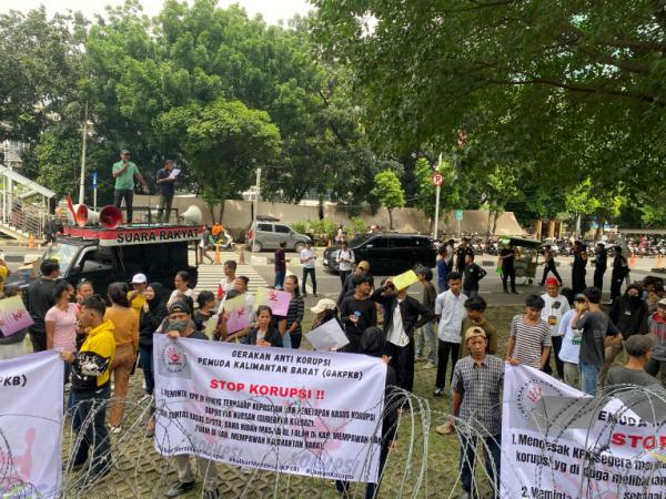 Dukung Presiden Prabowo Berantas Korupsi, Aliansi Anti Korupsi Berunjuk Rasa di Gedung KPK