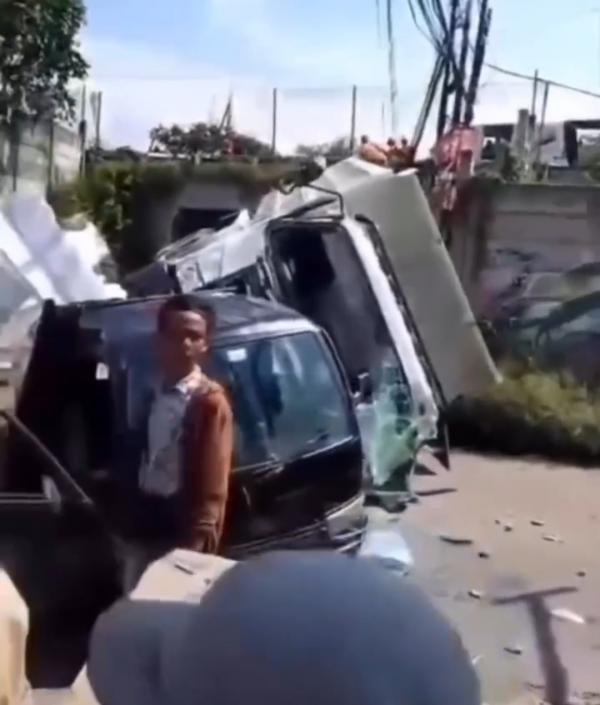 Diduga Rem Blong! Truk Tronton Tabrak Pembatas dan Lompat dari Tol Tabrak Kendaraan di Serang