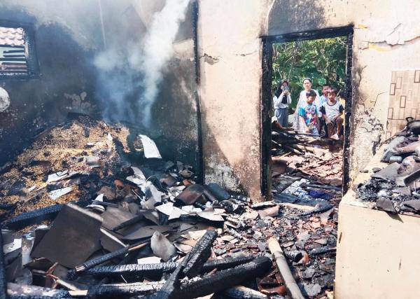 Tinggal Seorang Diri, Rumah Nenek 68 Tahun di Kuningan Hangus Dilalap Api