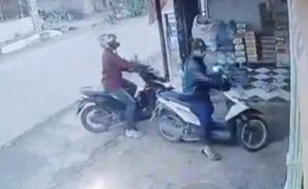 Motor Pelanggan Digasak dari Teras Toko Sembako Jombang, Dua Pelaku Terekam Kamera CCTV