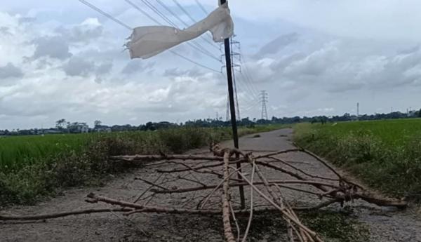 Protes Jalan Rusak, Warga di Gowa Tutup Jalur Penghubung Antar Desa