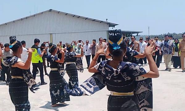Dari Tabuhan Gong dan Tambur Tarian Harama hingga Air Salut,  Bandara UMK Sambut Maskapai Baru