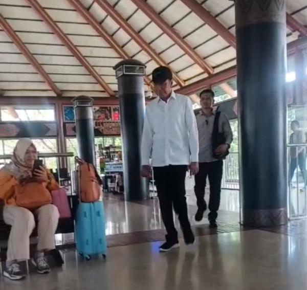 Mantan RI 1 Nongol di Gate D7! Jokowi Naik Batik Air Tanpa Rombongan