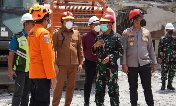 Evakuasi Ponpes Al Khoziny, Pemkab dan BNPB Pastikan Penanganan Rampung Besok